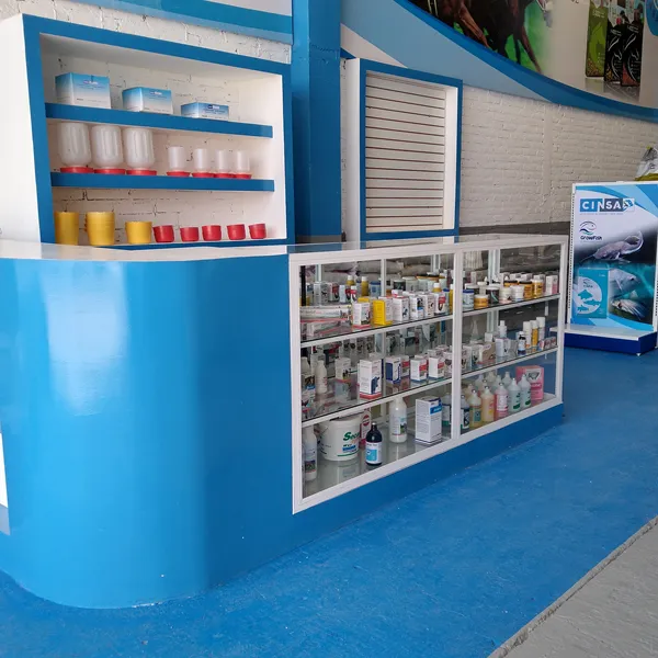 Tienda CINSA con muebles de exhibición blancos y azules llenos de producto.