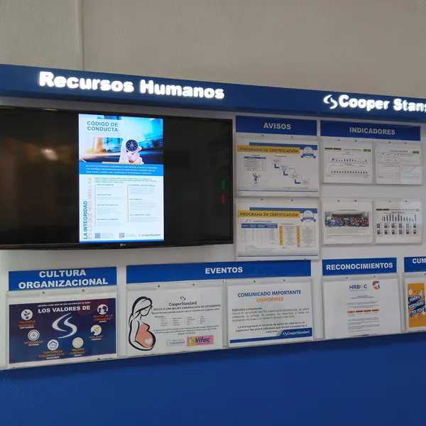 Tablero azul de Recursos Humanos de Cooper Standard con pantalla y secciones de avisos.