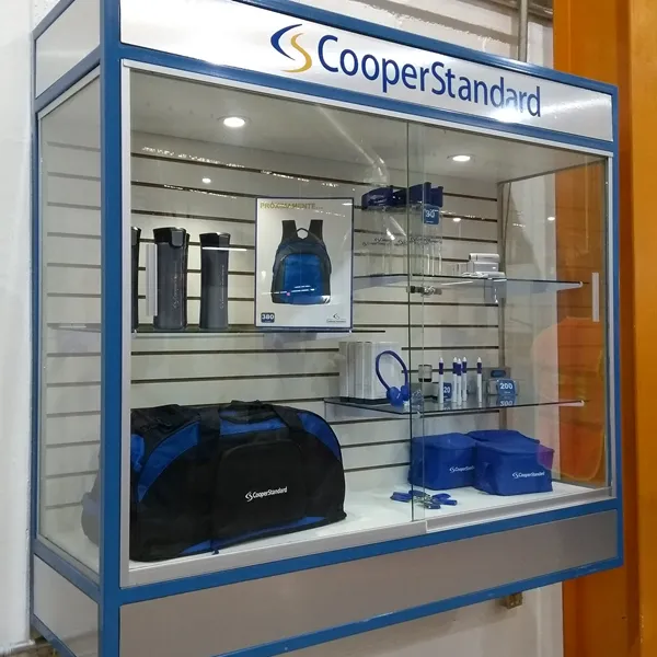 Vitrina de cristal con marco azul y logotipo de Cooper Standard.