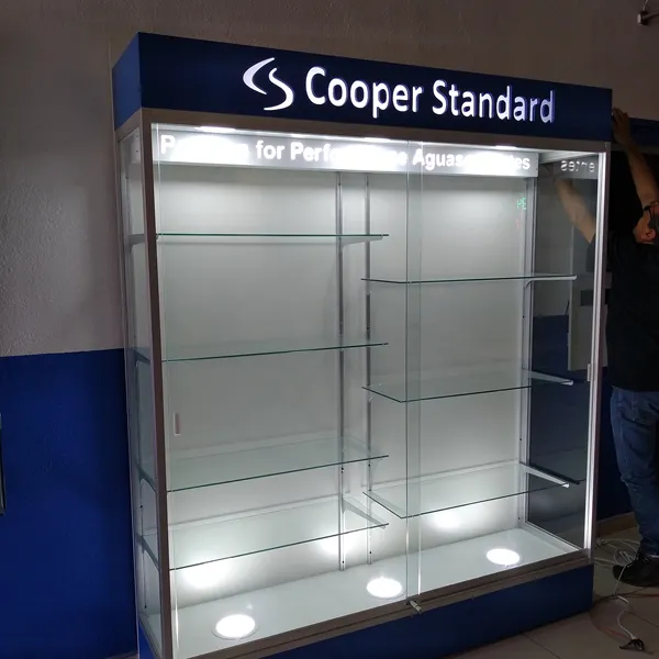 Vitrina alta de cristal con repisas iluminadas y marco azul de Cooper Standard.