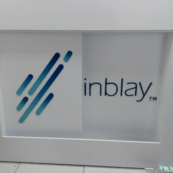 Logotipo de inblay montado sobre muro blanco.