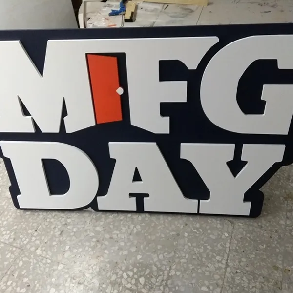 Letras corpóreas blancas que forman MFG DAY.