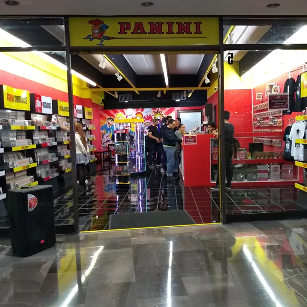 Fachada de tienda Panini con letrero y anaqueles iluminados.
